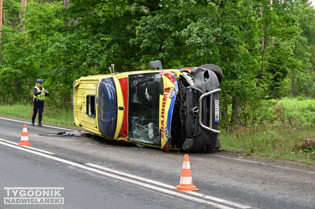 Wypadek karetki pogotowia ratunkowego koło Jamnicy