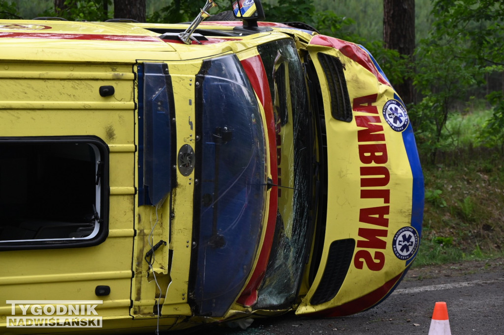 Wypadek karetki pogotowia ratunkowego koło Jamnicy