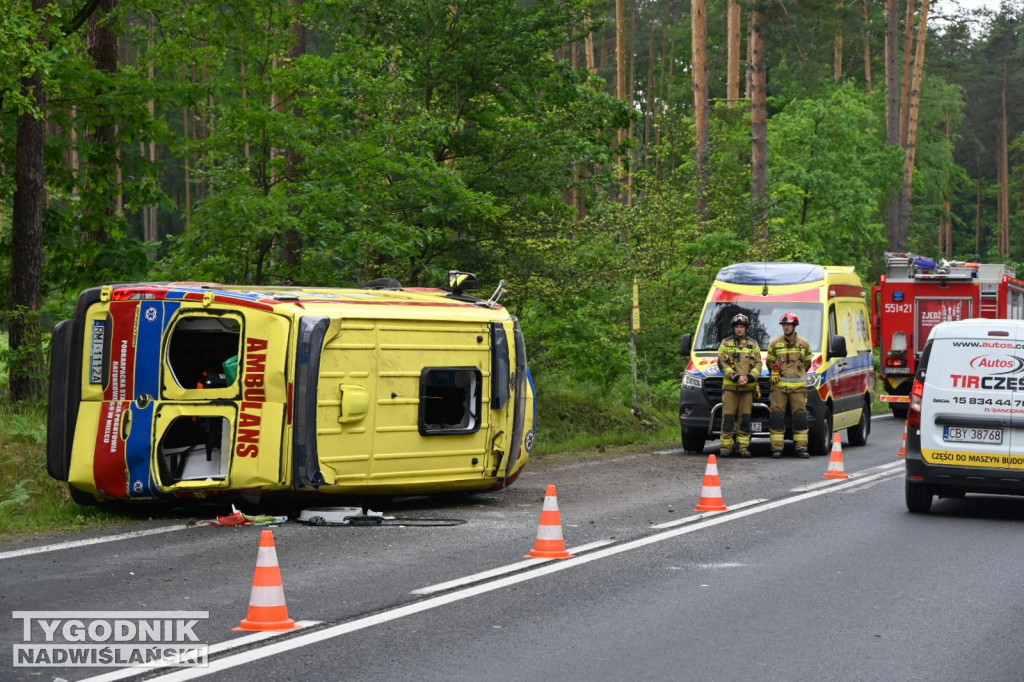 Wypadek karetki pogotowia ratunkowego koło Jamnicy