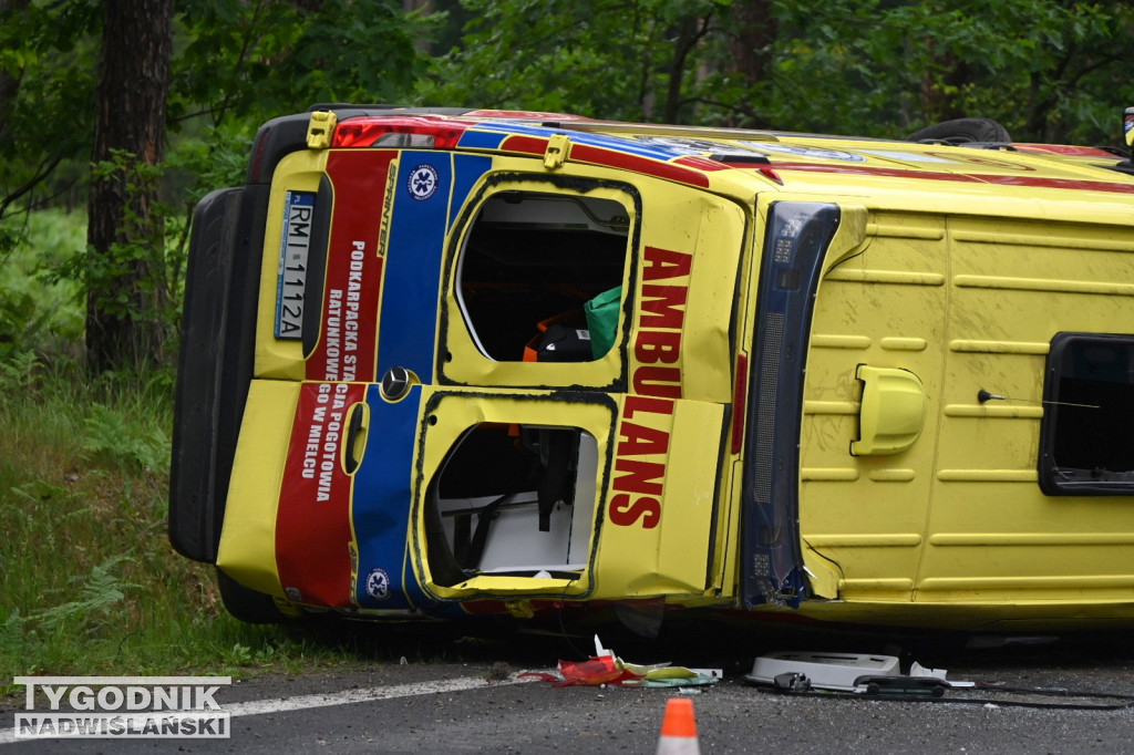 Wypadek karetki pogotowia ratunkowego koło Jamnicy