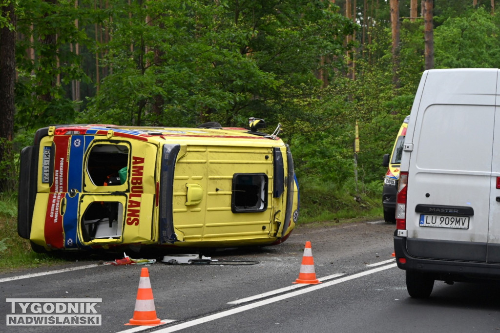 Wypadek karetki pogotowia ratunkowego koło Jamnicy