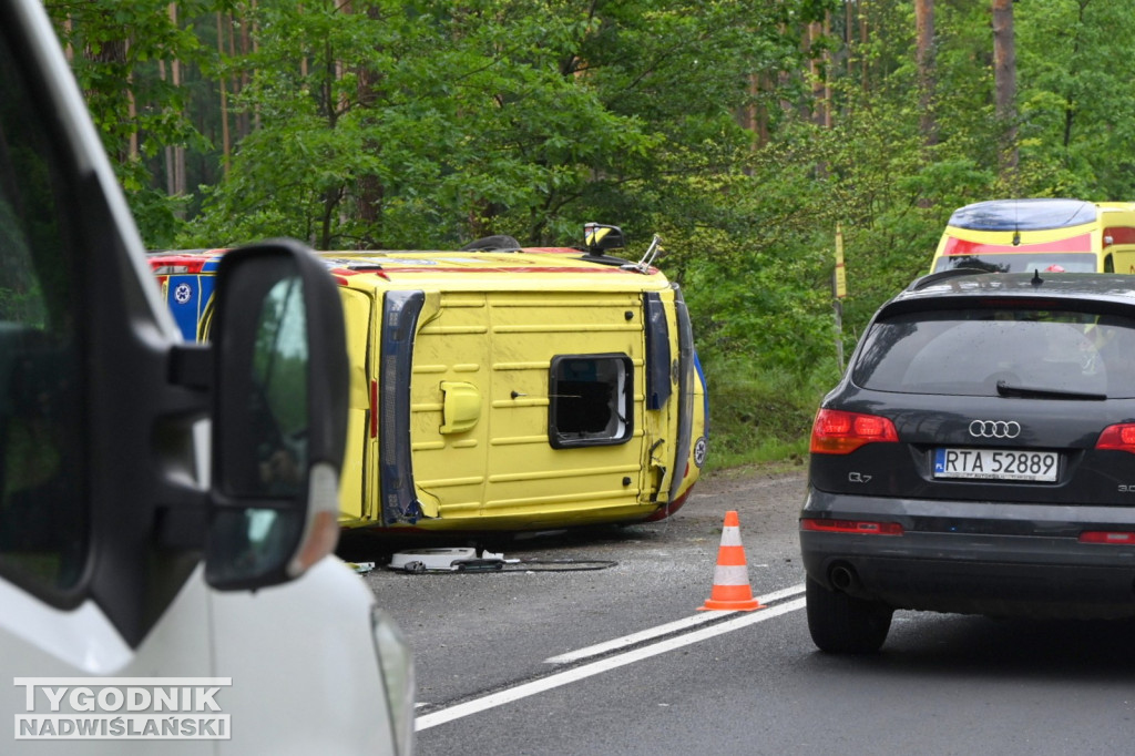 Wypadek karetki pogotowia ratunkowego koło Jamnicy