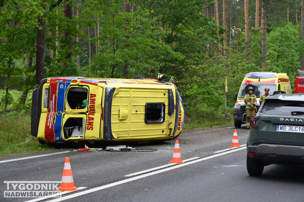 Wypadek karetki pogotowia ratunkowego koło Jamnicy