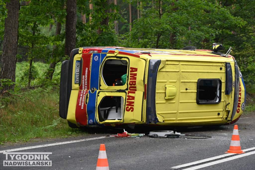 Wypadek karetki pogotowia ratunkowego koło Jamnicy