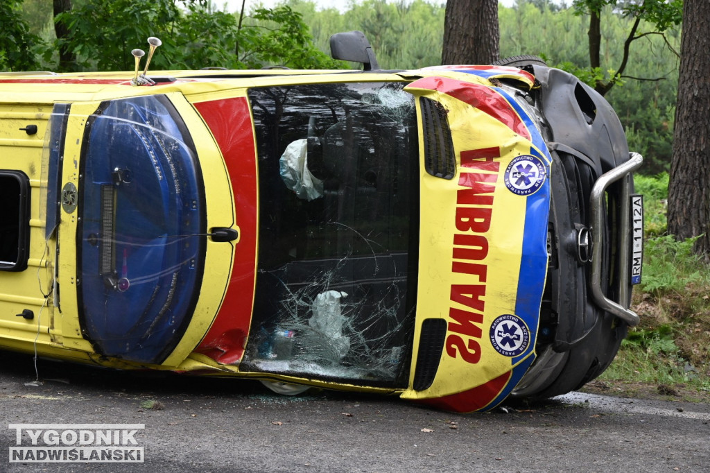 Wypadek karetki pogotowia ratunkowego koło Jamnicy