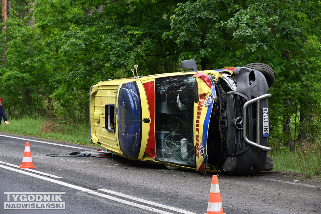 Wypadek karetki pogotowia ratunkowego koło Jamnicy