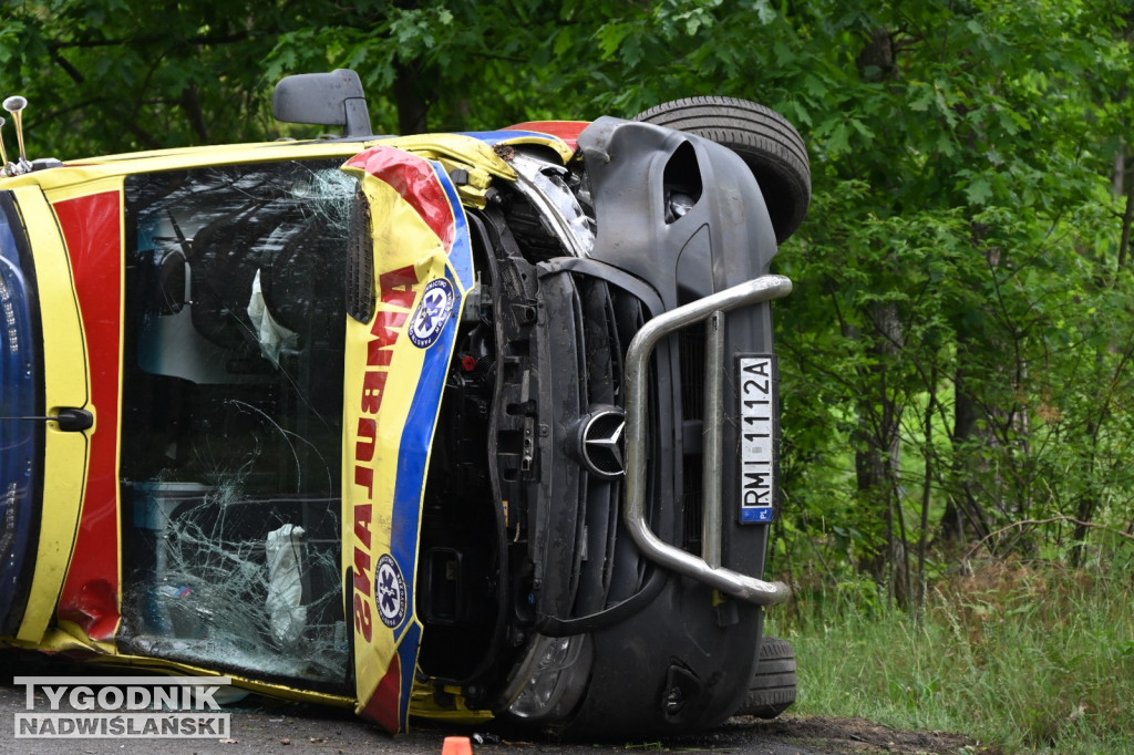 Wypadek karetki pogotowia ratunkowego koło Jamnicy