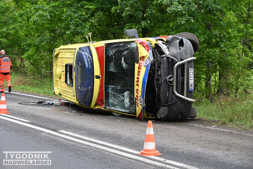 Wypadek karetki pogotowia ratunkowego koło Jamnicy