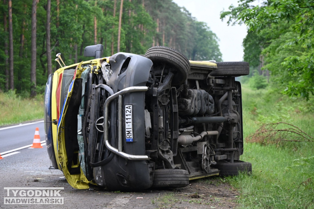 Wypadek karetki pogotowia ratunkowego koło Jamnicy
