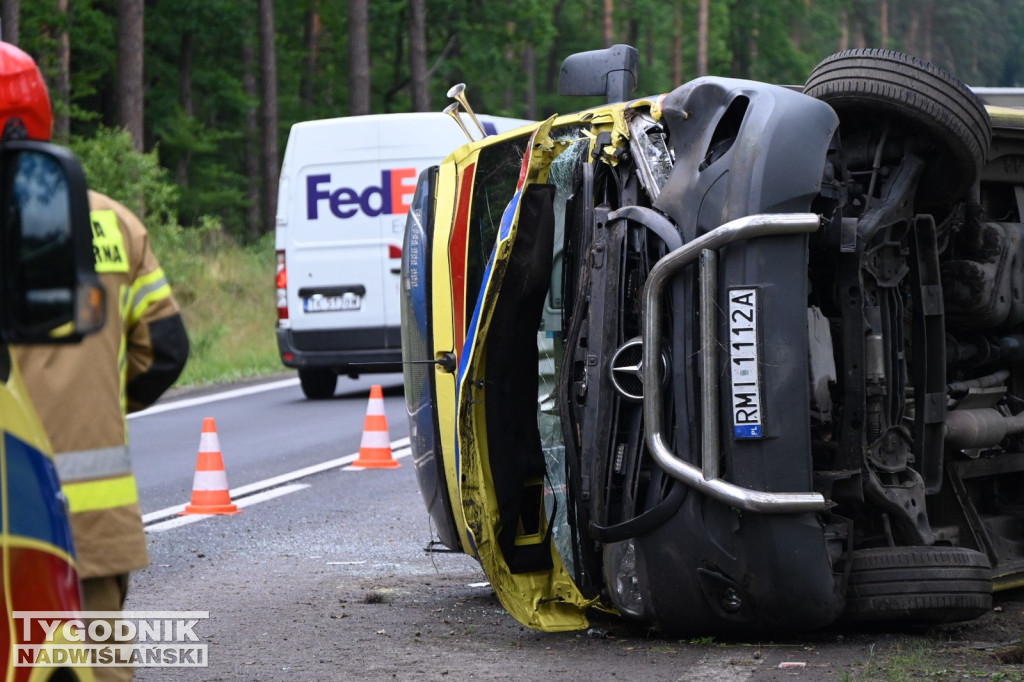 Wypadek karetki pogotowia ratunkowego koło Jamnicy
