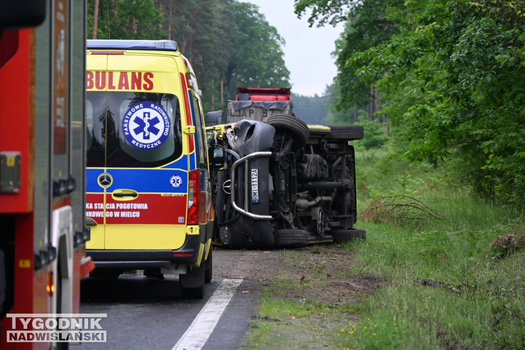Wypadek karetki pogotowia ratunkowego koło Jamnicy