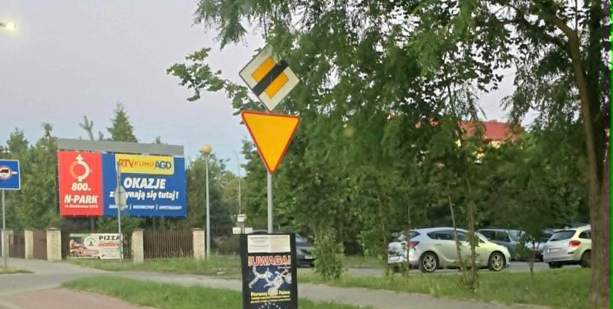 Reklamy na znakach drogowych w Tarnobrzegu