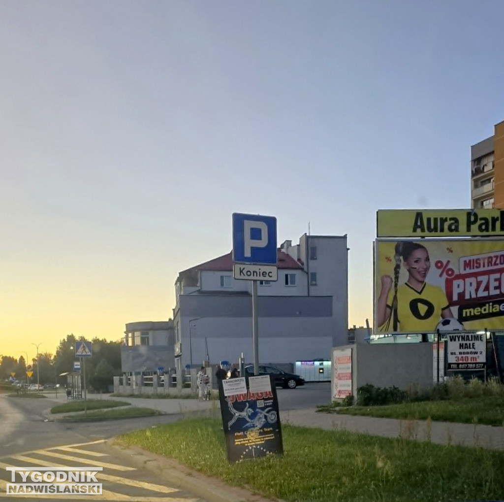Reklamy na znakach drogowych w Tarnobrzegu
