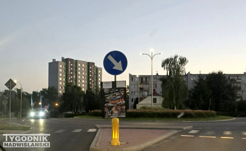Reklamy na znakach drogowych w Tarnobrzegu
