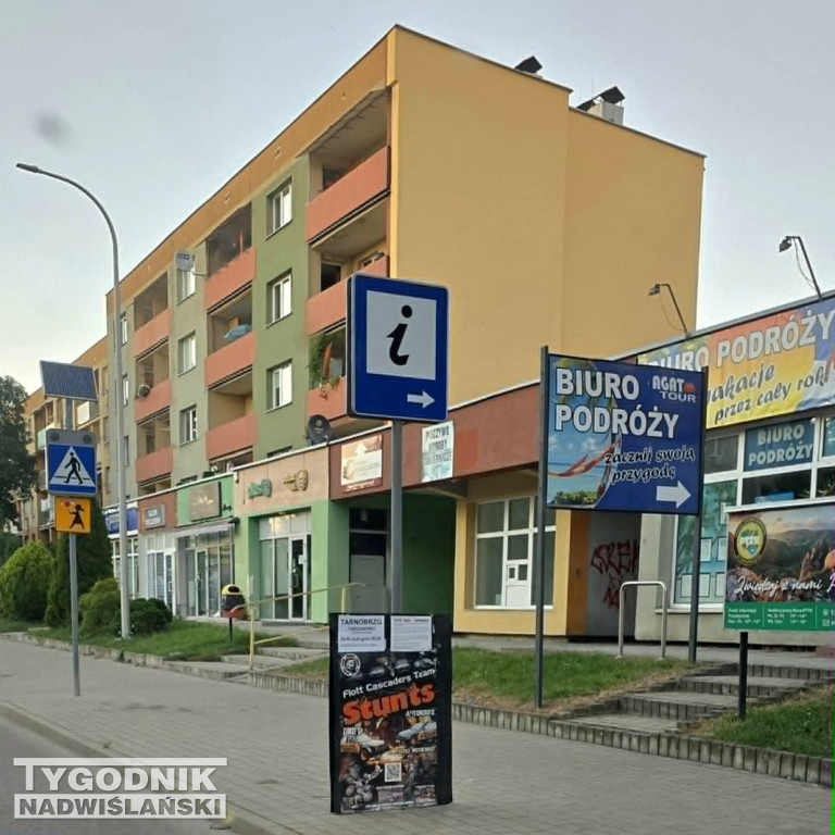 Reklamy na znakach drogowych w Tarnobrzegu