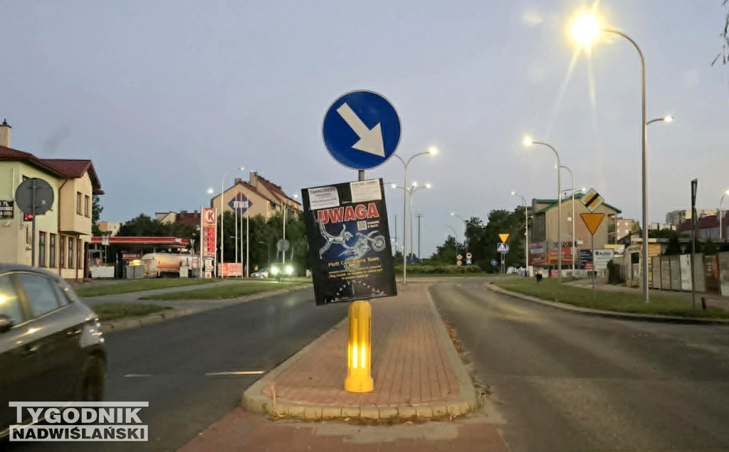 Reklamy na znakach drogowych w Tarnobrzegu