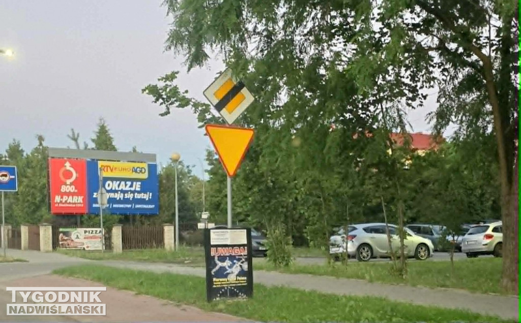 Reklamy na znakach drogowych w Tarnobrzegu