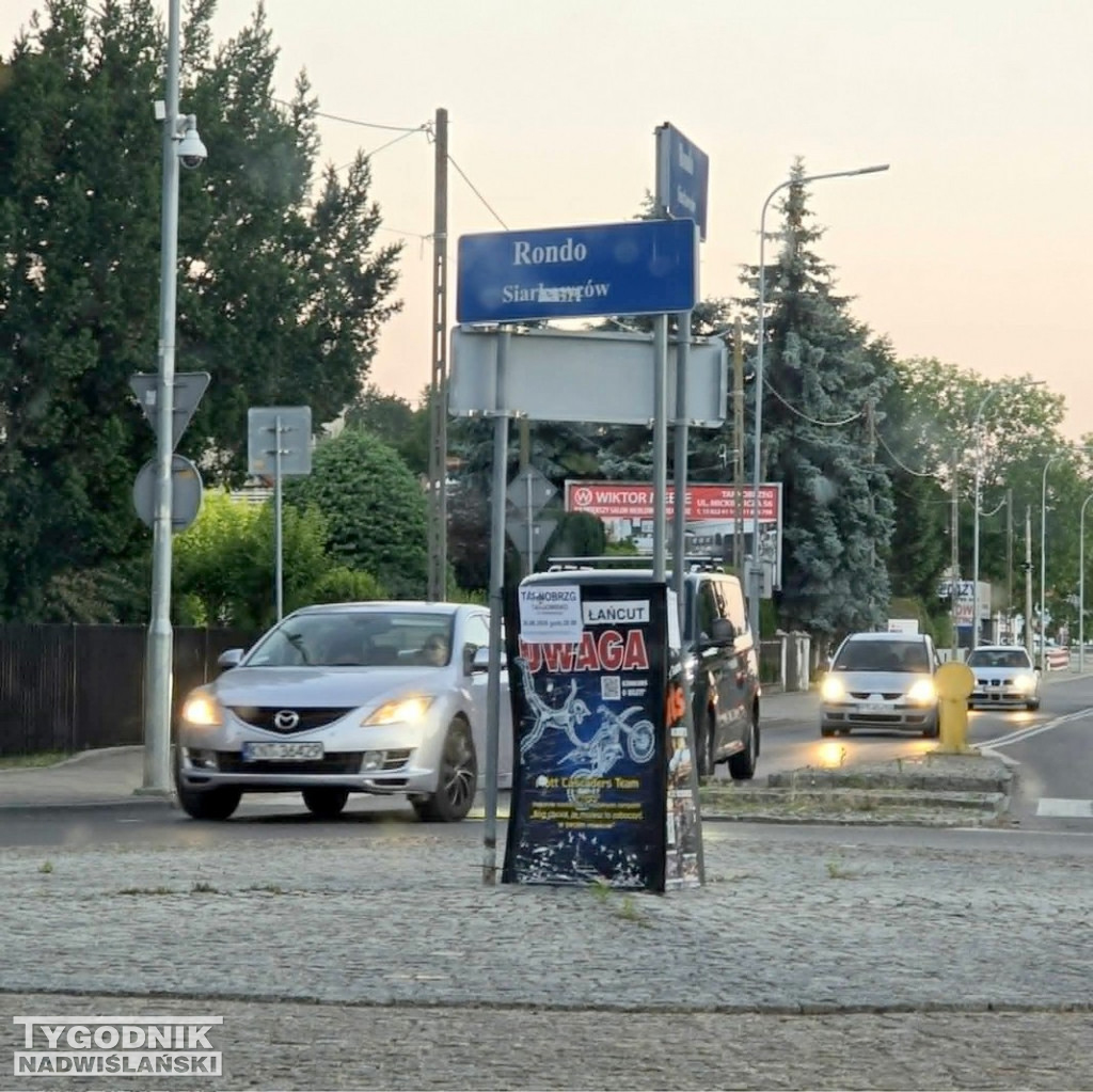 Reklamy na znakach drogowych w Tarnobrzegu