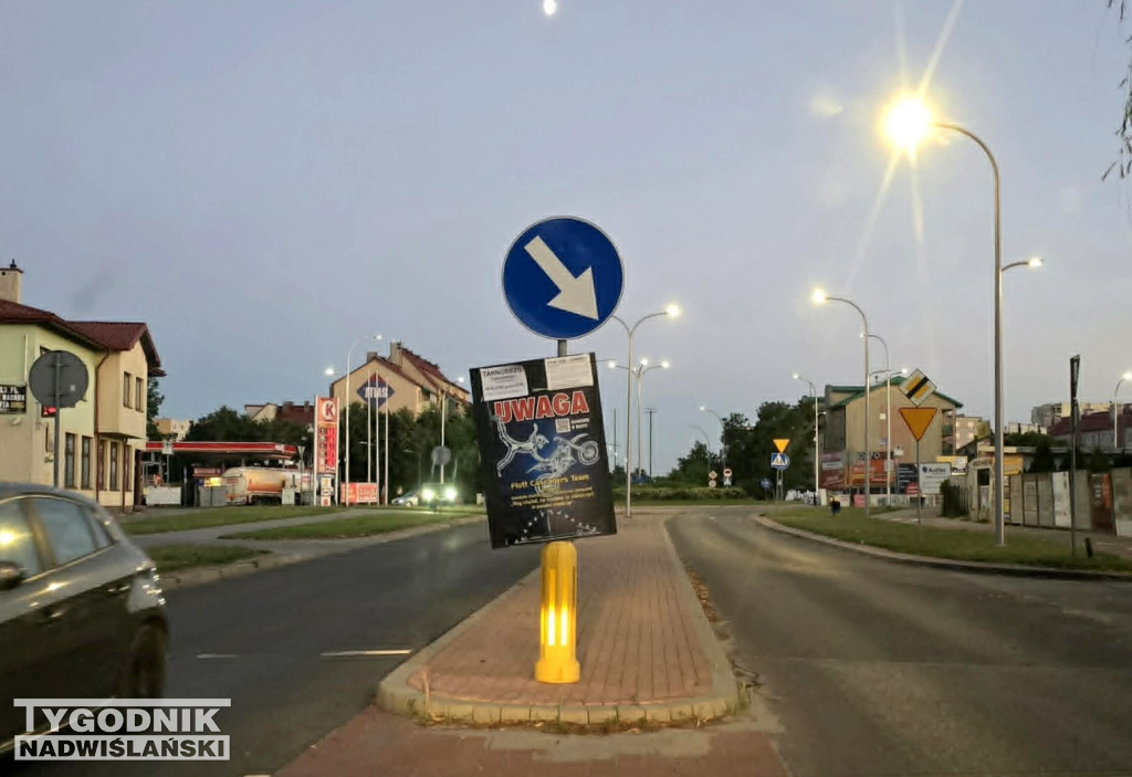 Reklamy na znakach drogowych w Tarnobrzegu