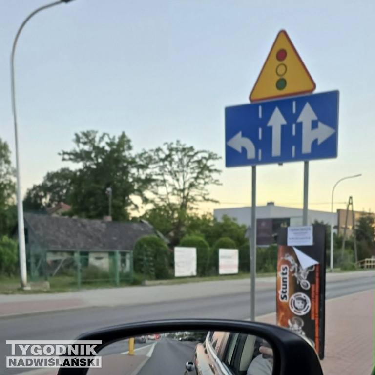 Reklamy na znakach drogowych w Tarnobrzegu