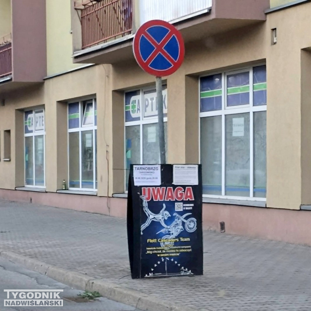 Reklamy na znakach drogowych w Tarnobrzegu