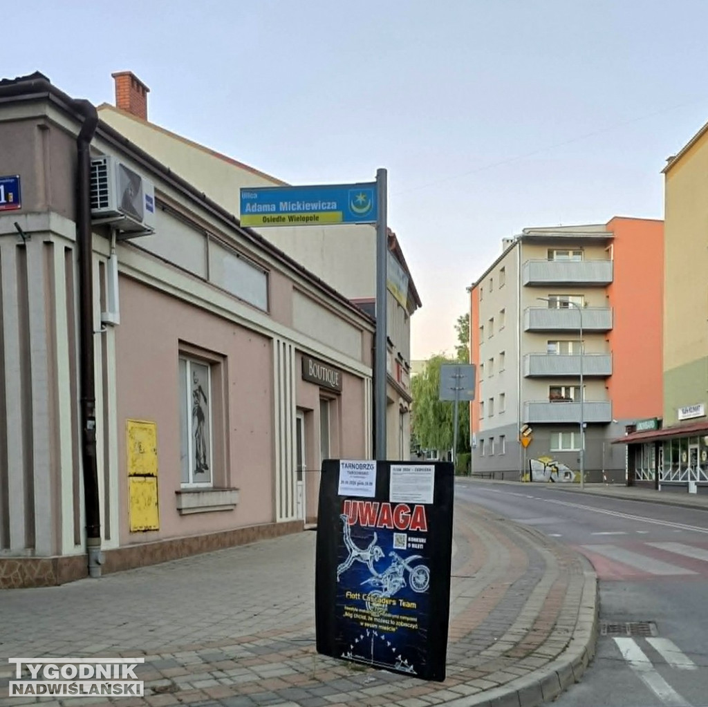 Reklamy na znakach drogowych w Tarnobrzegu