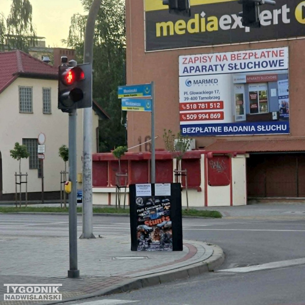Reklamy na znakach drogowych w Tarnobrzegu
