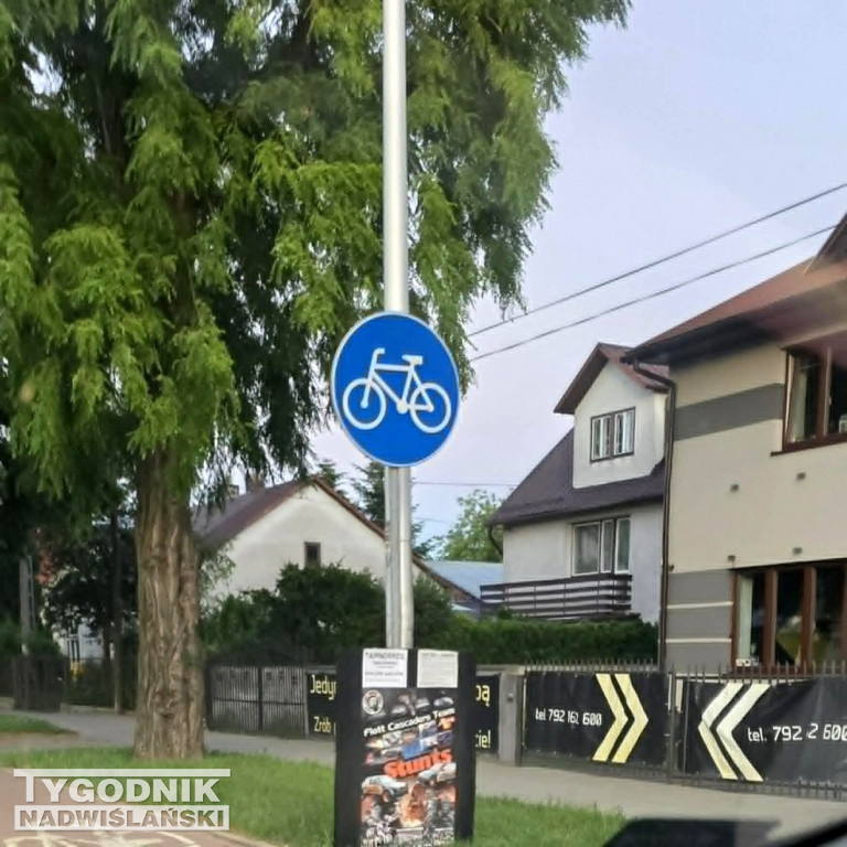 Reklamy na znakach drogowych w Tarnobrzegu