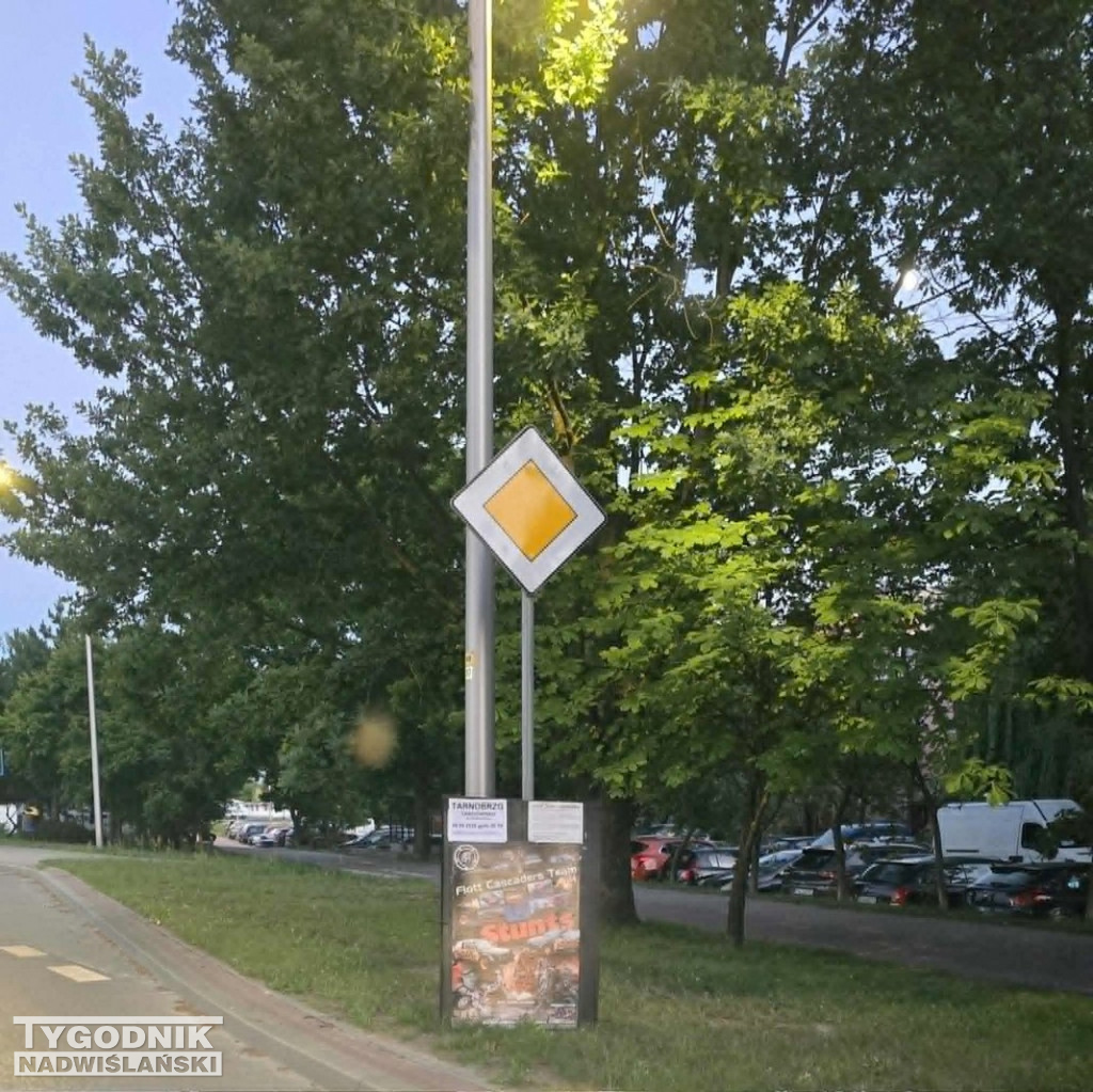 Reklamy na znakach drogowych w Tarnobrzegu