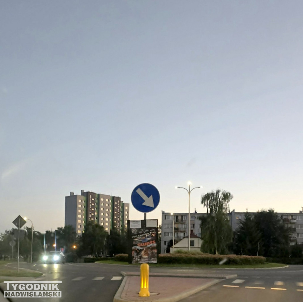Reklamy na znakach drogowych w Tarnobrzegu