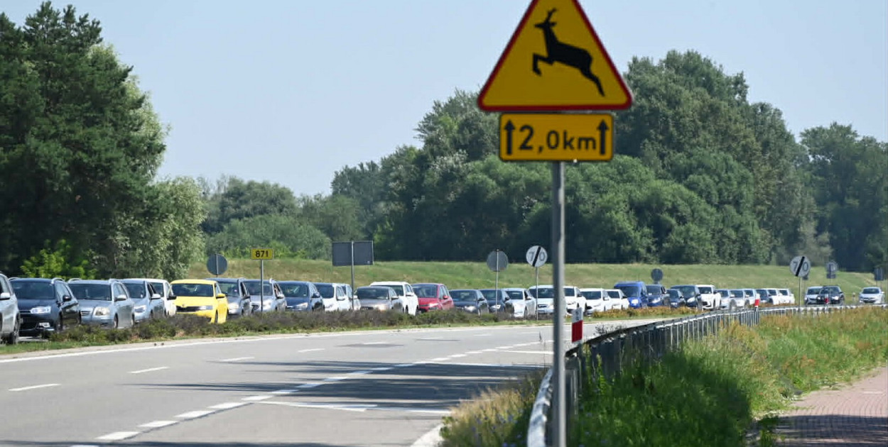 Korki przy wjeździe nad Jezioro Tarnobrzeskie