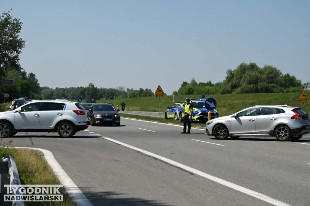 Korki przy wjeździe nad Jezioro Tarnobrzeskie