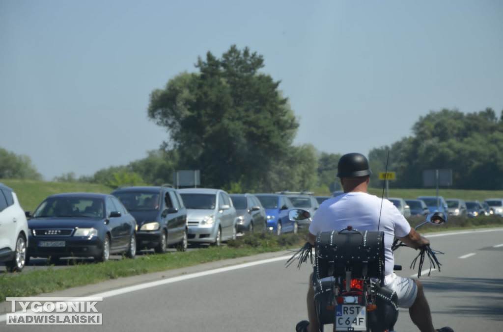 Korki przy wjeździe nad Jezioro Tarnobrzeskie