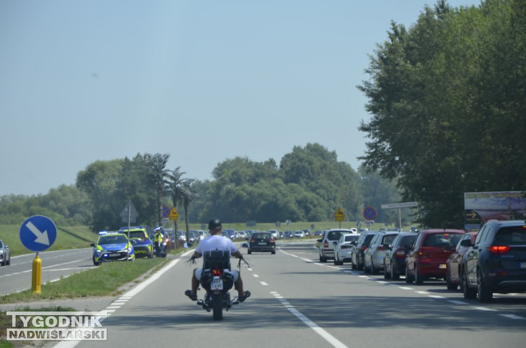 Korki przy wjeździe nad Jezioro Tarnobrzeskie