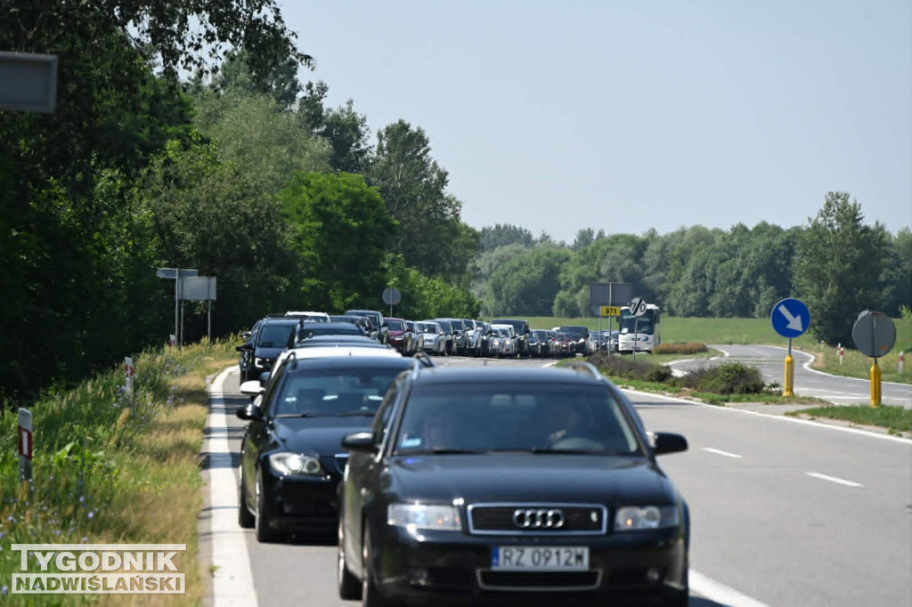 Korki przy wjeździe nad Jezioro Tarnobrzeskie