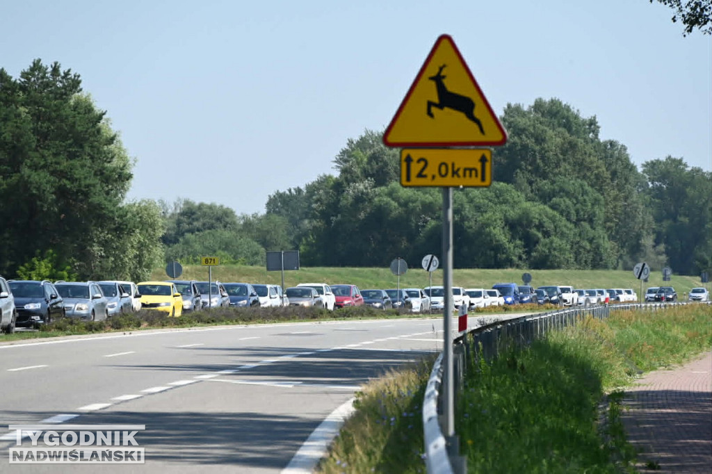Korki przy wjeździe nad Jezioro Tarnobrzeskie