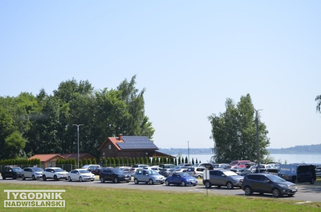 Korki przy wjeździe nad Jezioro Tarnobrzeskie
