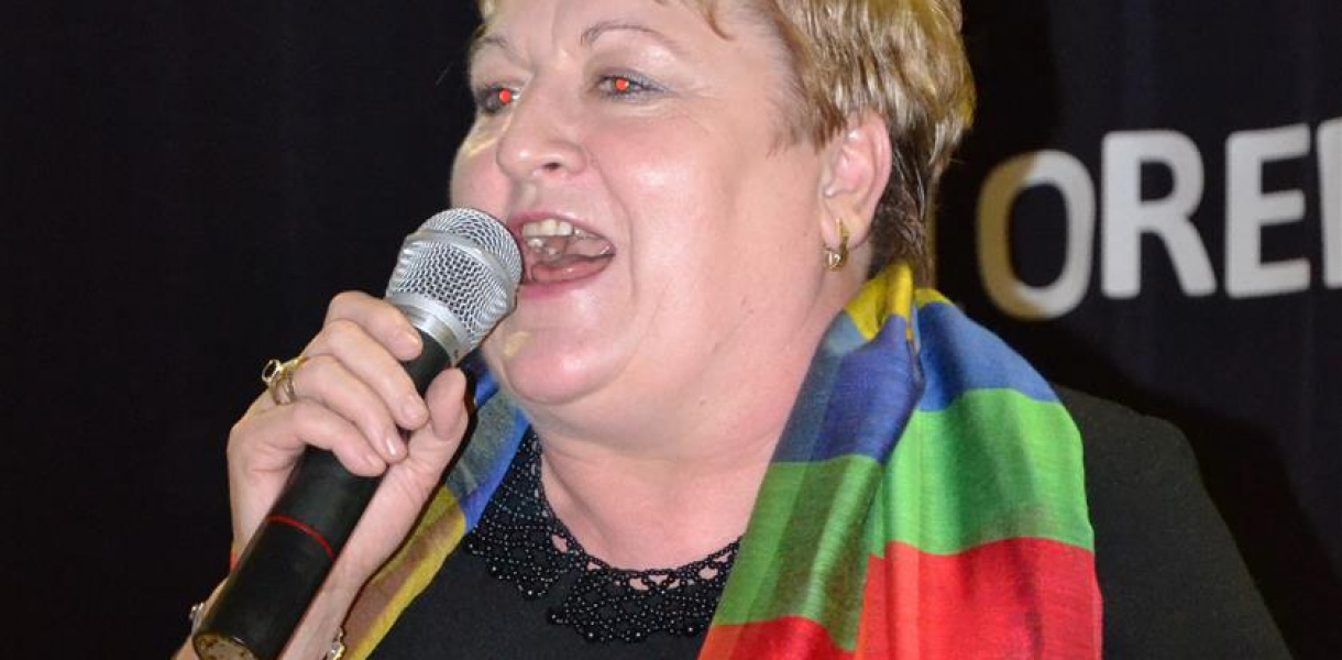 Zza biurka na scenę