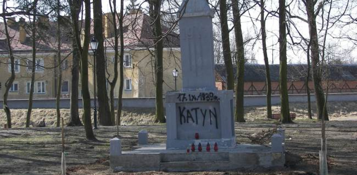 Trzeba zburzyć "pomniki wdzięczności"?