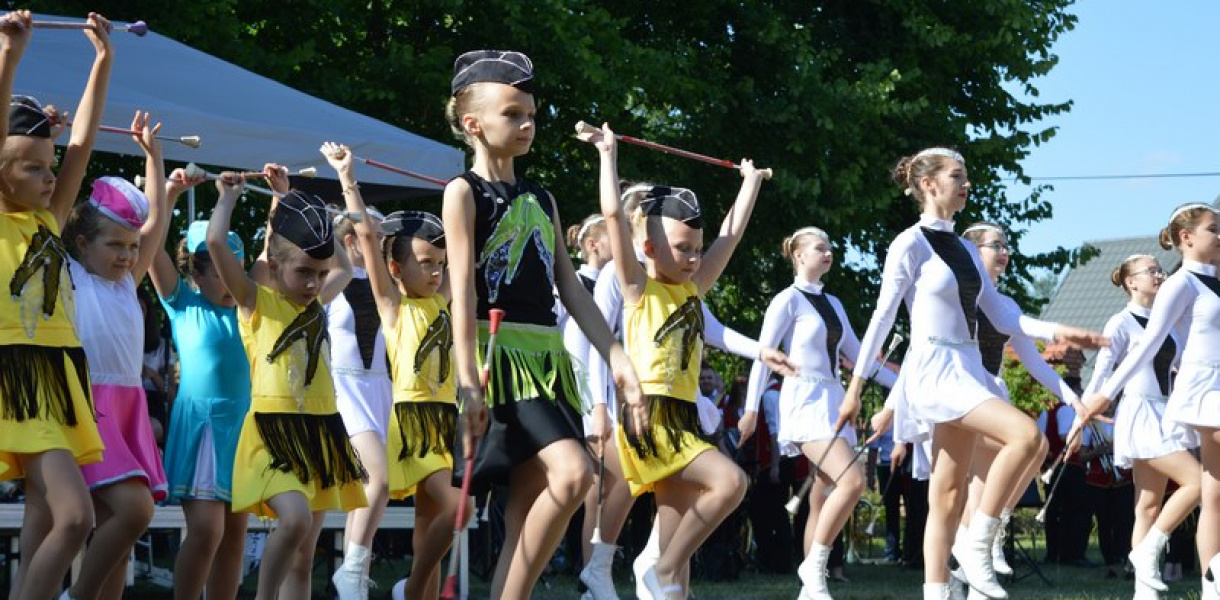 (Nie)zwyczajne "pa pa pa". Festiwal Orkiestr Dętych w Chmielowie [zdjęcia][wideo]