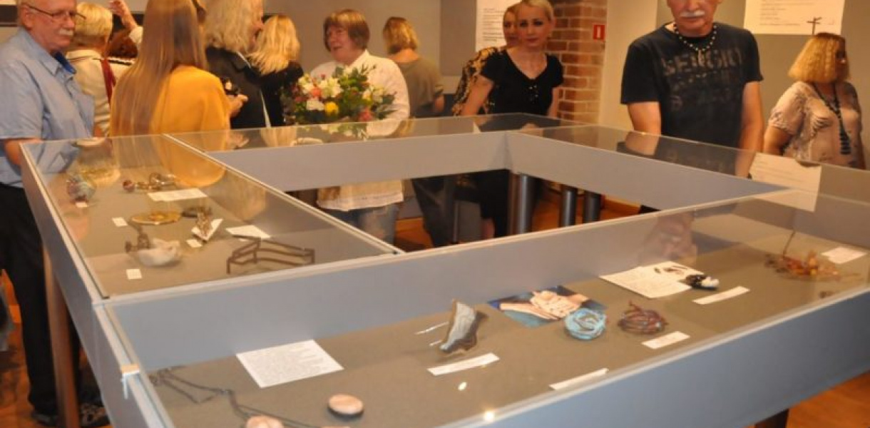 Wystawa biżuterii z komunikatem [zdjęcia]