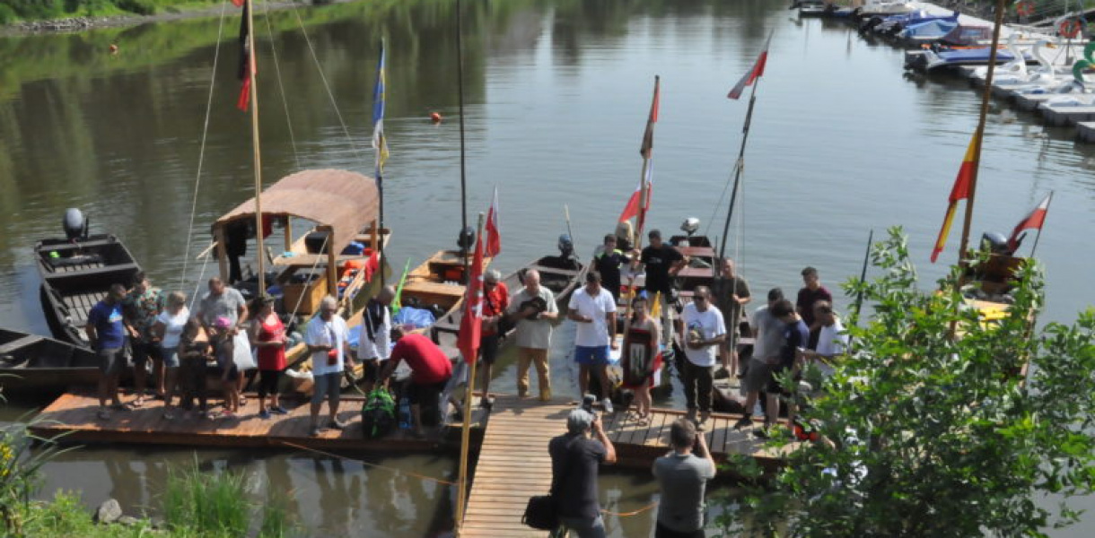 Płyną, aby oddać hołd powstańcom [zdjęcia]