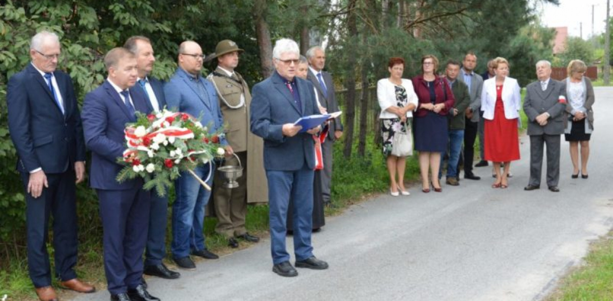 Obóz NKWD w Żabnie - krzyż i tablica pamięci ofiarom komunizmu