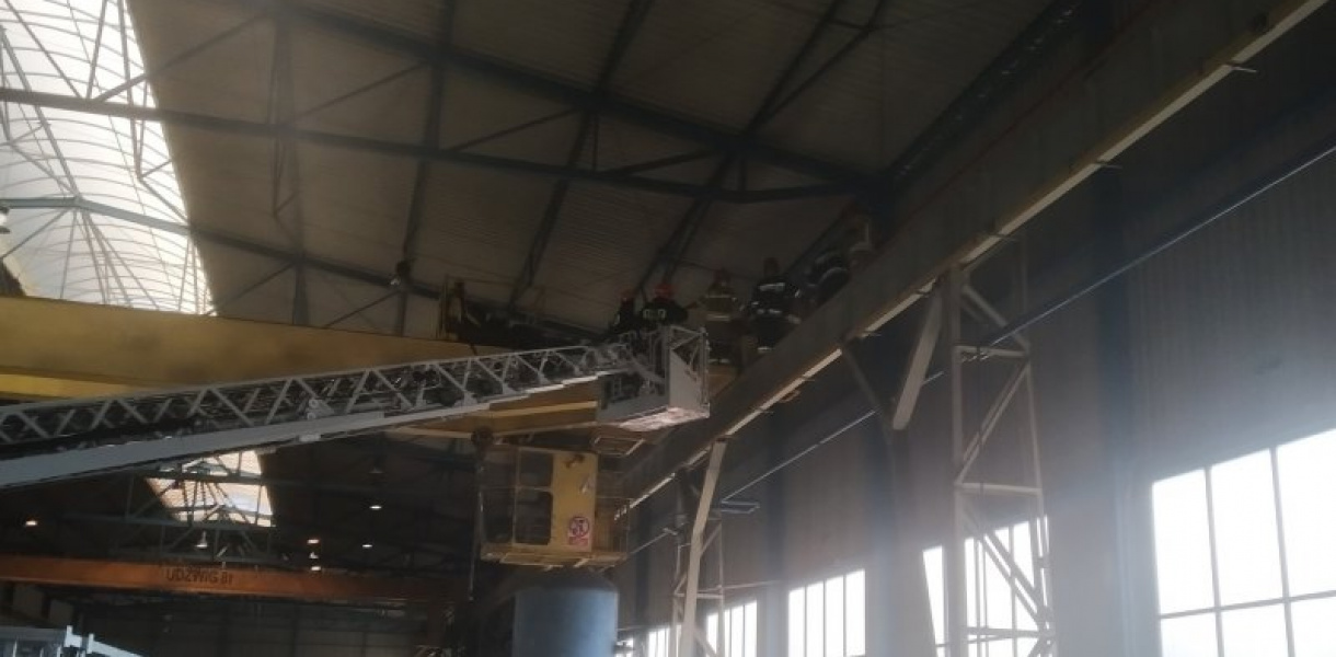 Niebezpieczna sytuacja w zakładzie pracy. Mężczyzna wciągnięty przez wał napędowy 