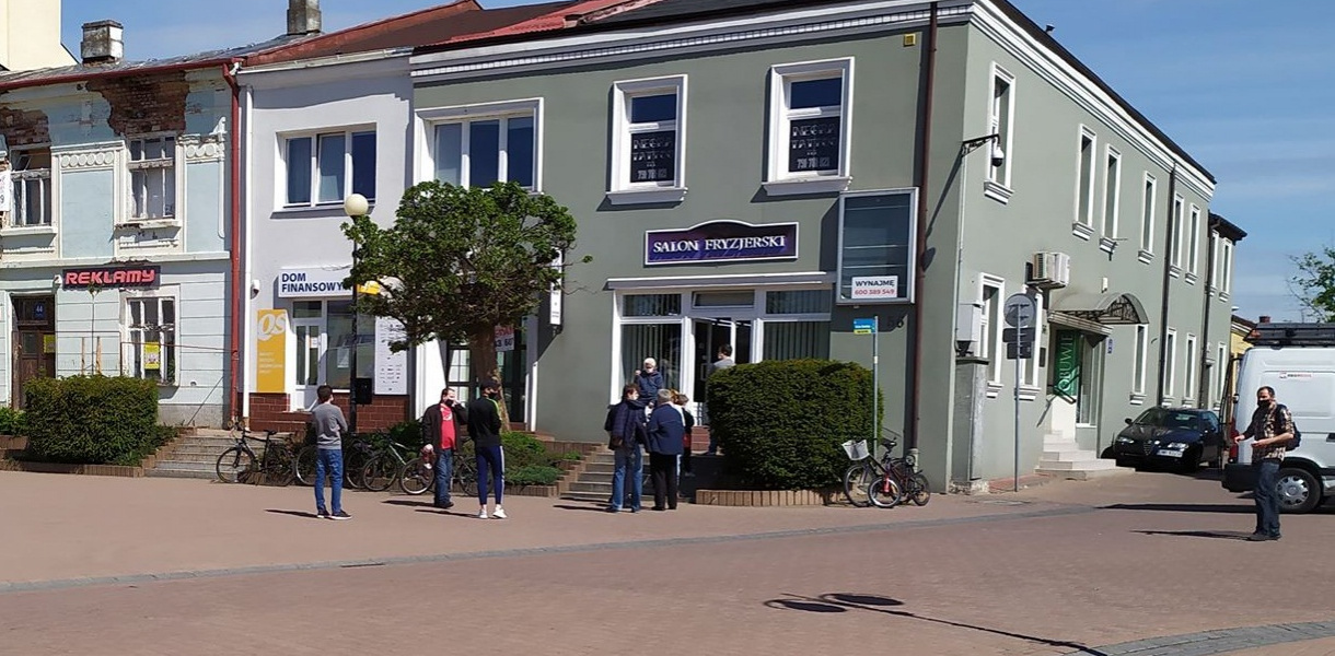 Kolejki do salonów fryzjerskich