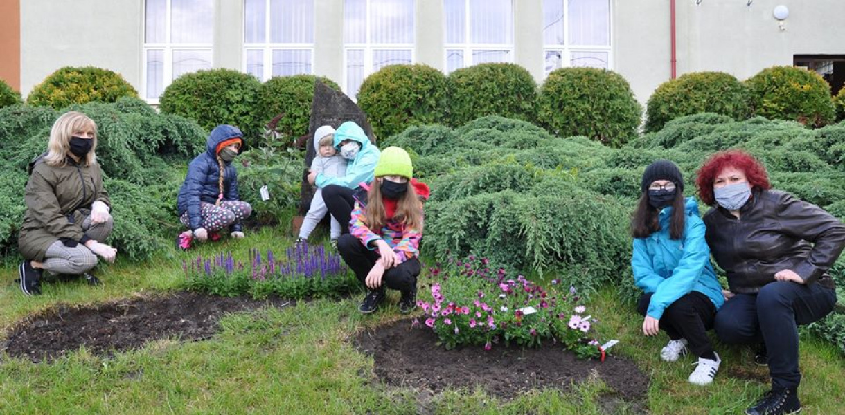 Posadzili kwiatki dla mam. W akcji wzięło udział kilkudziesięciu  mieszkańców Zawi