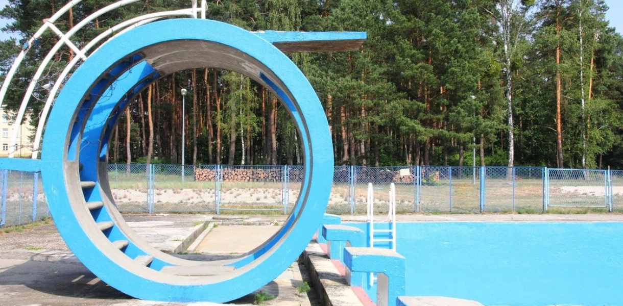 Nie żyje 20-latek, który wpadł do basenu w Nowej Dębie