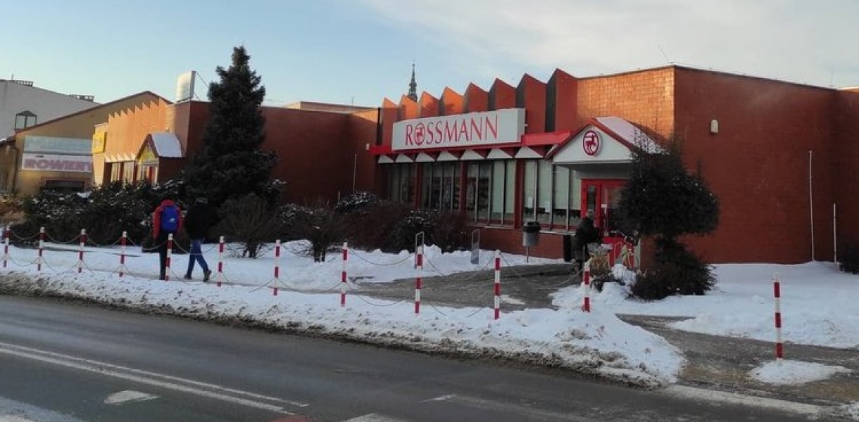 Rossmann zamyka sklepy i wyprzedaje produkty, a policjant z drogówki zarobił prawi