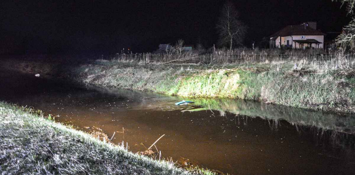W Stalach samochód osobowy wpadł do rzeki! [zdjęcia][wideo]