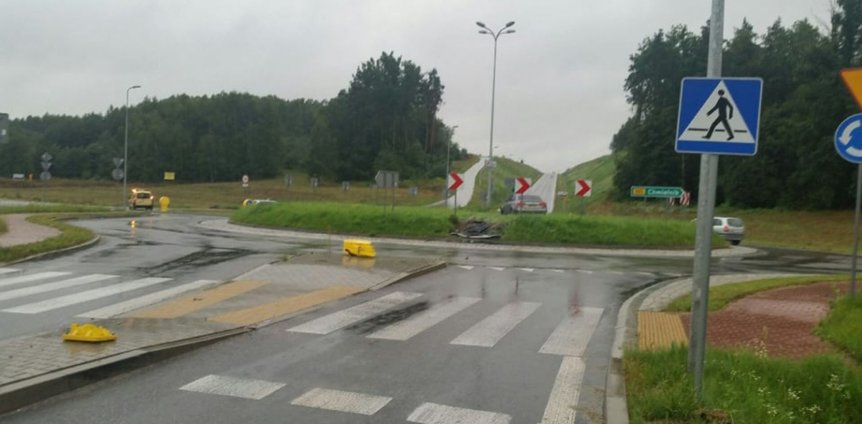 Staszów. Wskoczył samochodem na wysepkę na środku ronda. Właściciela pojazdu szuka